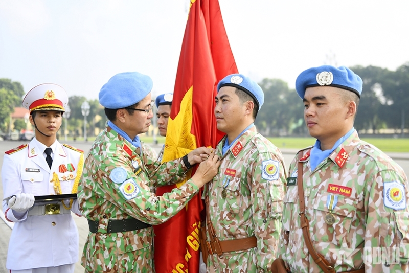 Personel Rotation Engineering Company Rotation 4 reports achievements to President Ho Chi ...