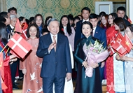 Top leader meets embassy officials, Vietnamese communities in Denmark, Iceland, Southern Sweden