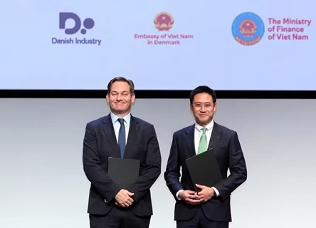 VinaCapital, A.P. Moller Capital sign MoU to target Viet Nam logistics