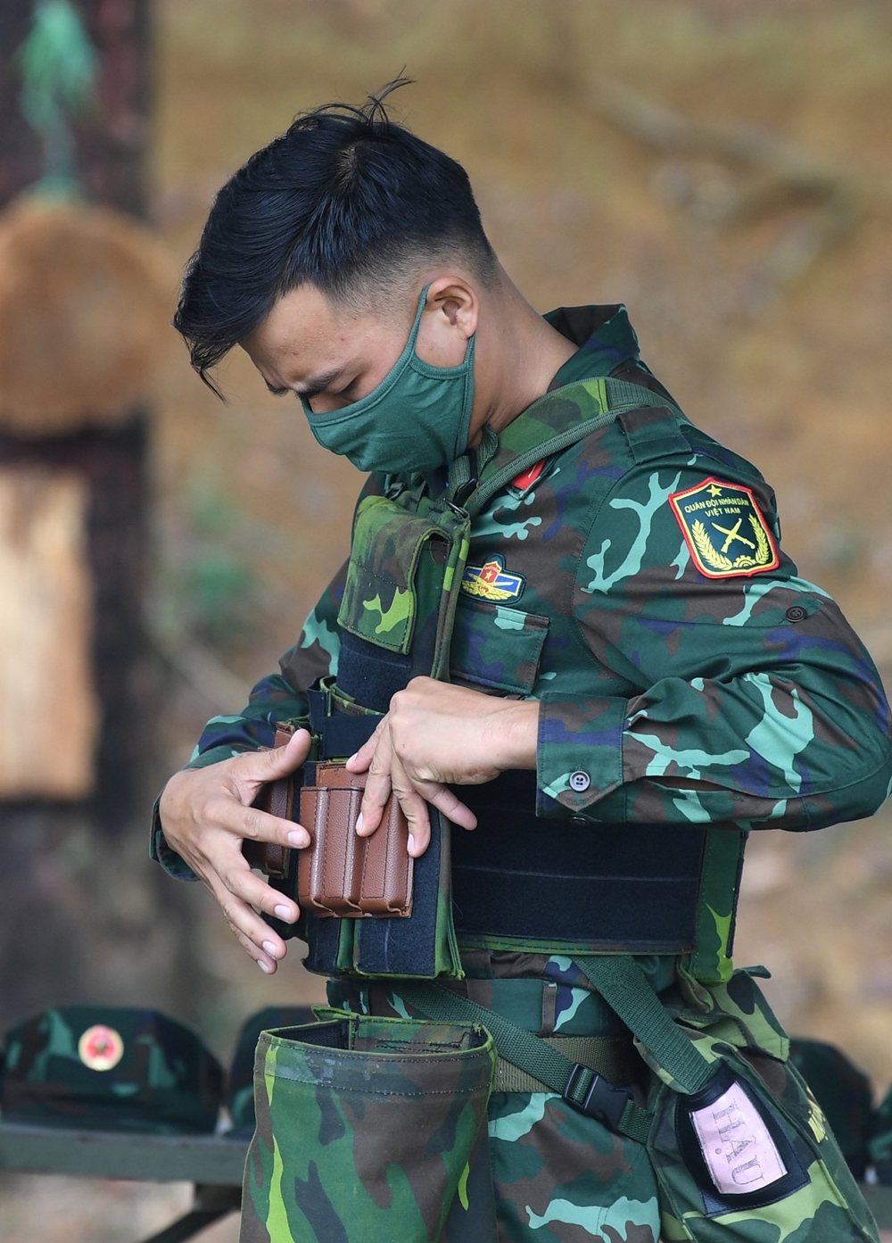 Vận động viên (VĐV) chuẩn bị trước khi vào bài tập.