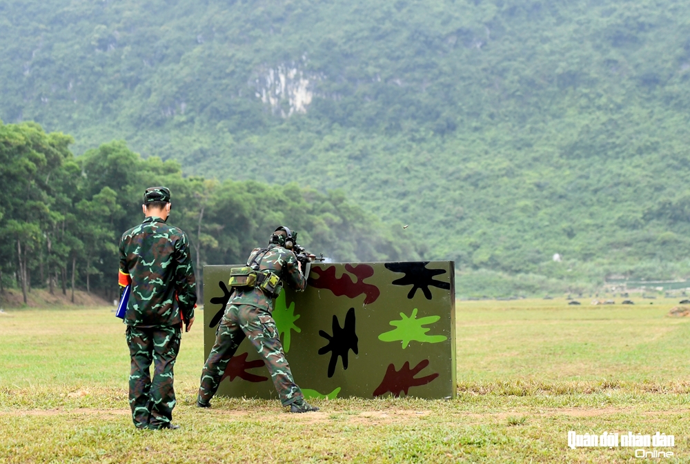 Xạ thủ bắn tỉa ganh đua từng mi-li-mét