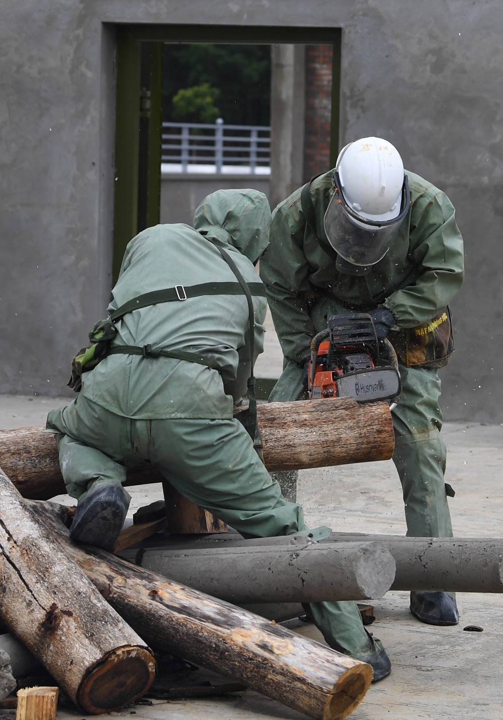 Xử lý các vật cản đổ, sập.