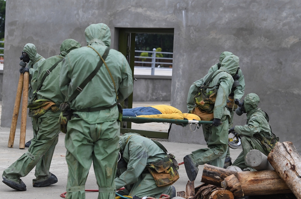 Cấp cứu nạn nhân.