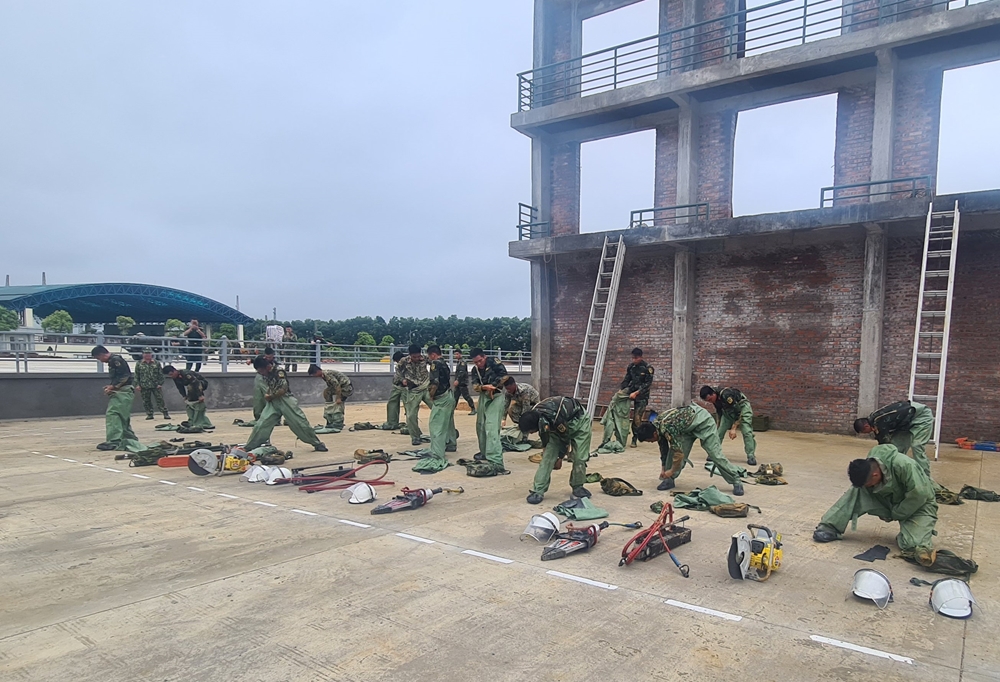 Tháo trang bị phòng hóa cá nhân và chuẩn bị cho nội dung thi đấu tiếp theo.