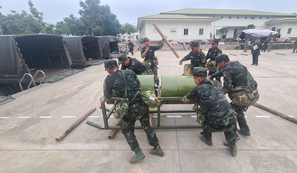 Di chuyển vật nặng lên xe chuyên dụng.