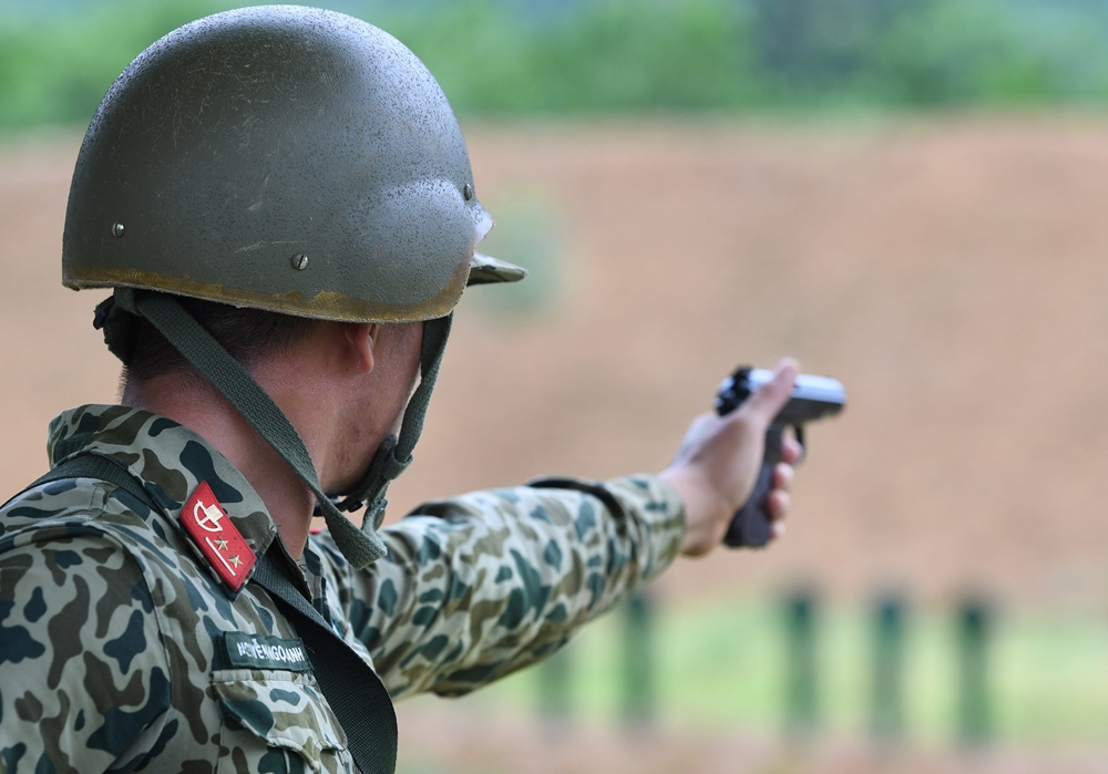 Lấy đường ngắm chính xác trong phần thi bắn súng tính thời gian.