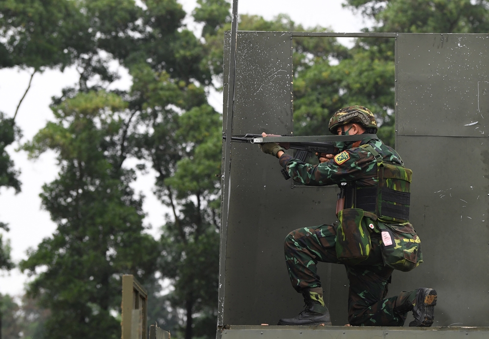VĐV thực hiện bắn mục tiêu ở các tư thế khác nhau.