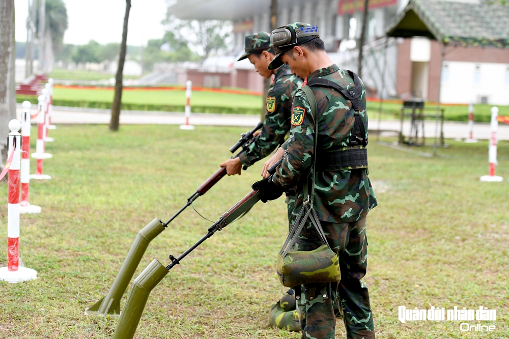 Kiểm tra súng trước khi vào thao trường.
