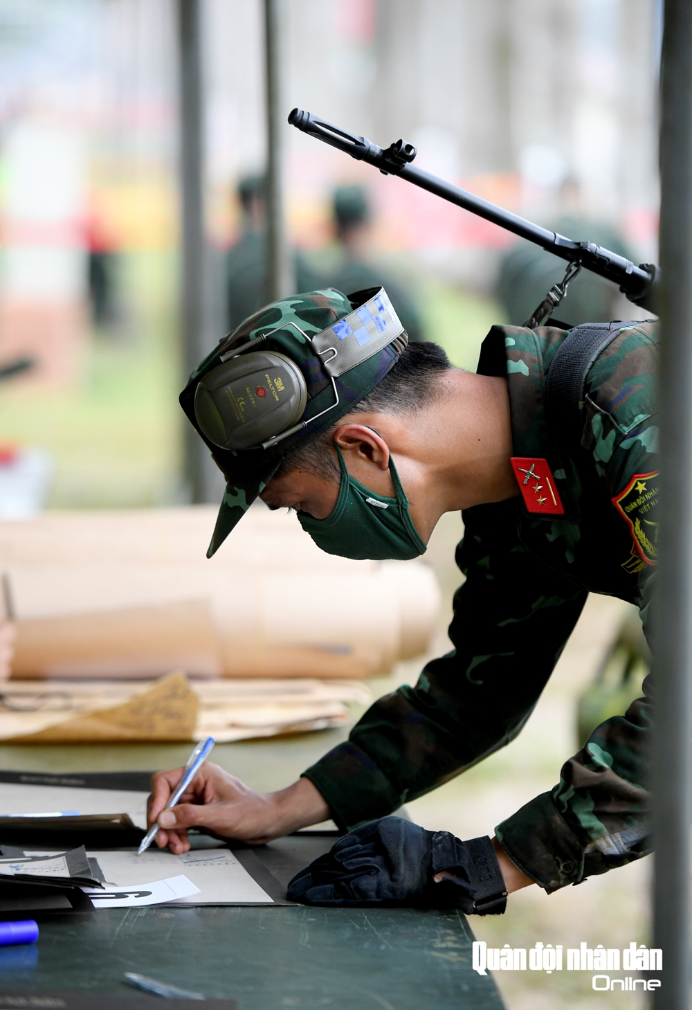 Xạ thủ bắn tỉa ganh đua từng mi-li-mét