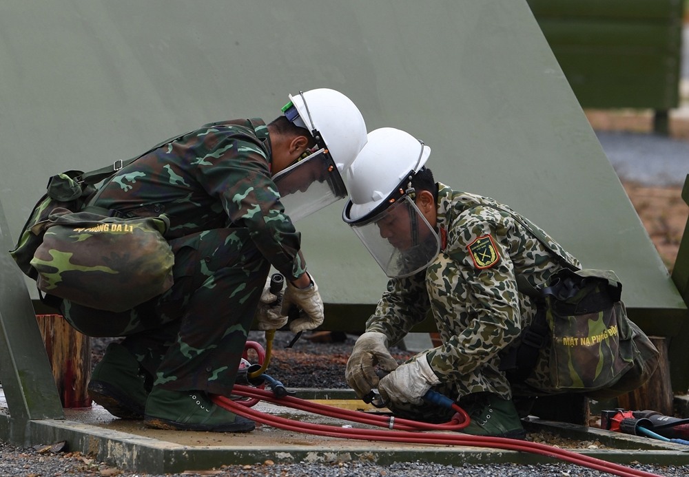 Mở lối đi bị bịt kín.