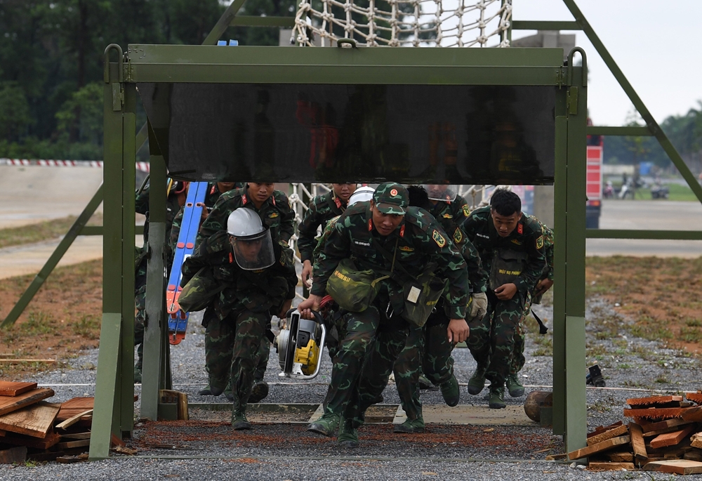 Vượt qua lối mở.