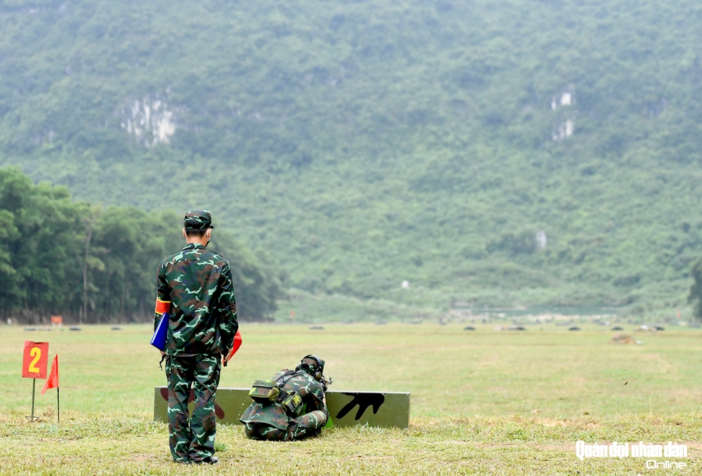 Xạ thủ bắn tỉa ganh đua từng mi-li-mét