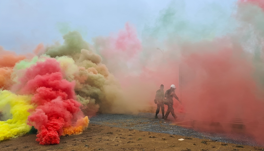 Vượt qua vùng có chất độc hóa học.