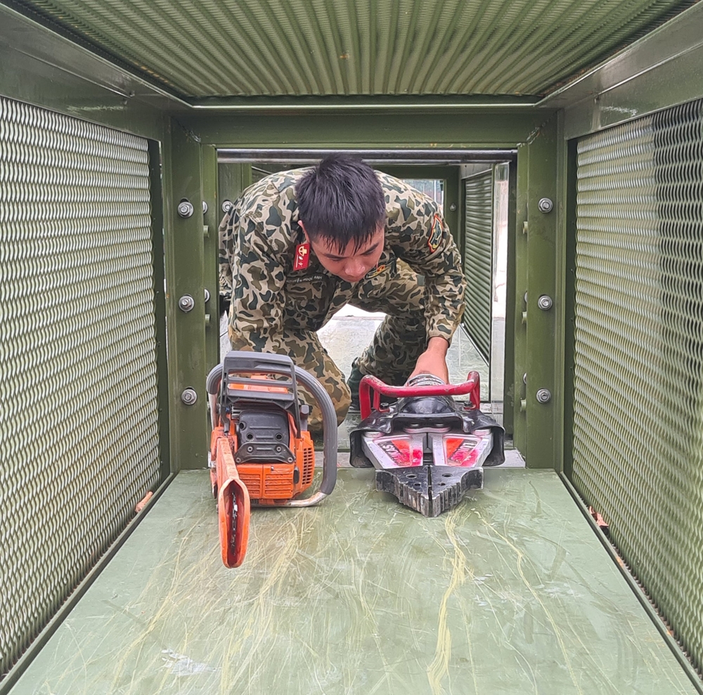 Mang thiết bị cứu hộ trong hầm hẹp.