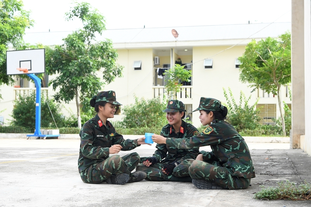 Niềm vui của các nữ quân y sau buổi huấn luyện.