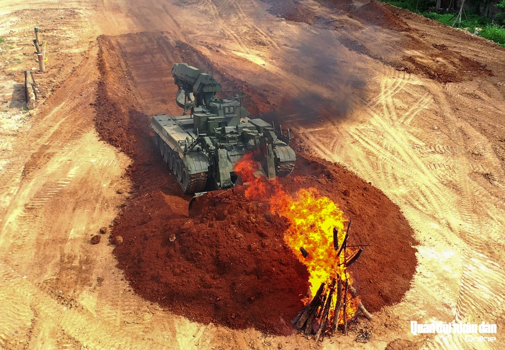 Kíp xe IMR thực hiện phần thi dập lửa.