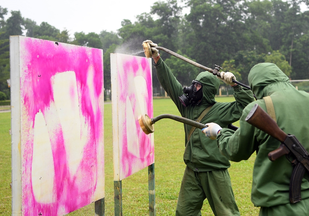 Kíp xe thực hiện tiêu tẩy độc ở khu vực luyện tập.