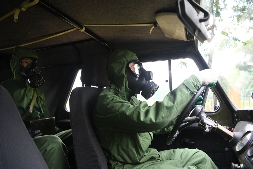 Kíp xe trinh sát thực hiện nhiệm vụ “Môi trường an toàn” gồm 3 phần thi có tên gọi lần lượt là “Đơn tổ”, “Bắn súng” và “Tiếp sức”. Kíp xe vận động bằng xe 3200m vượt qua 12 vật cản.