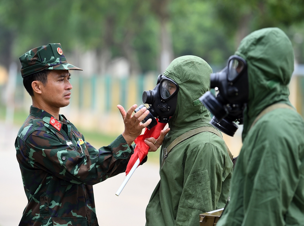 Huấn luyện viên kiểm tra kỹ tài trước khi bước vào huấn luyện