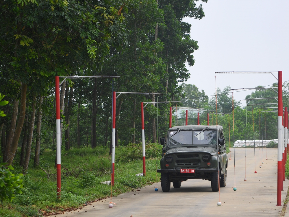 Thiếu úy QNCN Trương Trọng Mạnh đảm nhiệm vị trí lái xe của kíp tâm sự: Khó nhất là vượt vật cản đường chữ S có phạm vi hẹp, phải duy trì tốc độ nhanh đòi hỏi phải khéo léo để không chạm vào vât cản của xe. Tiếp theo đó là việc vượt qua bãi mìn rất nguy hiểm, phạm vi hẹp, cách xử lý đánh tay lái phải nhanh và dứt khoát, tránh tình trạng chạm vào mìn phạm quy.