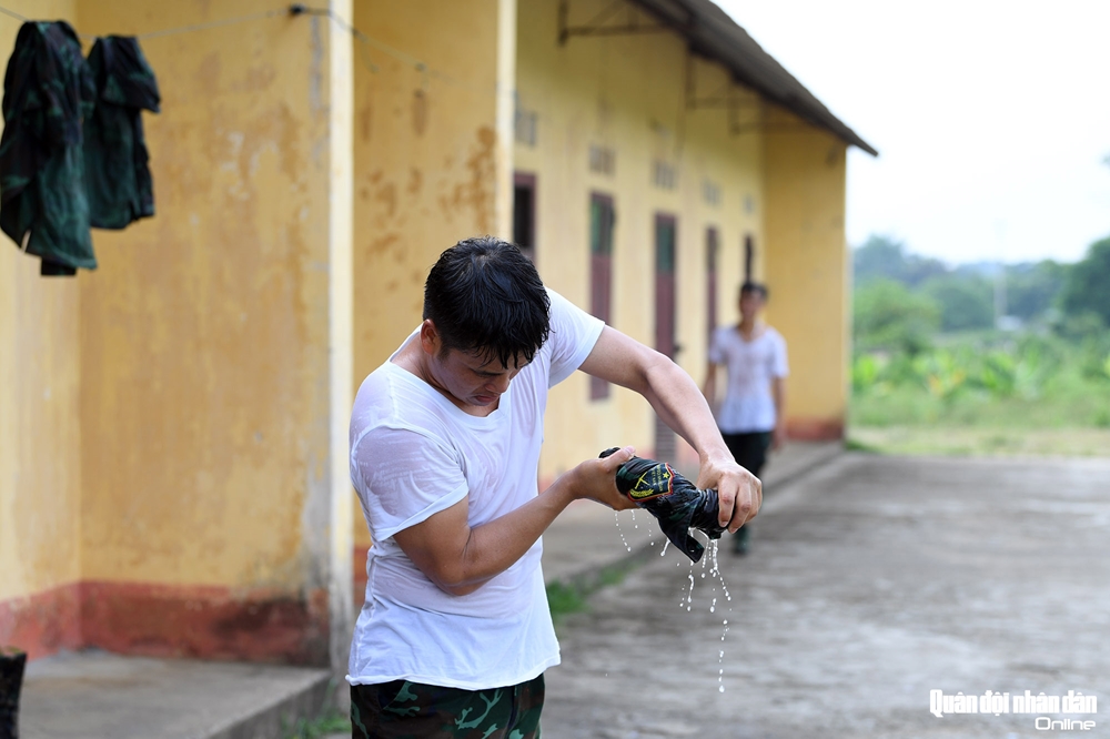 Sau mỗi buổi huấn luyện các vận động viên người đều ướt sũng mồ hôi.