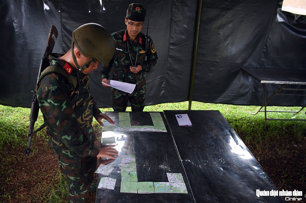 Phần thi dán bản đồ cũng là một thách thức lớn với thành viên trong đội để làm sao ghép các mảnh nhỏ thành một bản đồ hoàn chỉnh trong thời gian ngắn nhất.