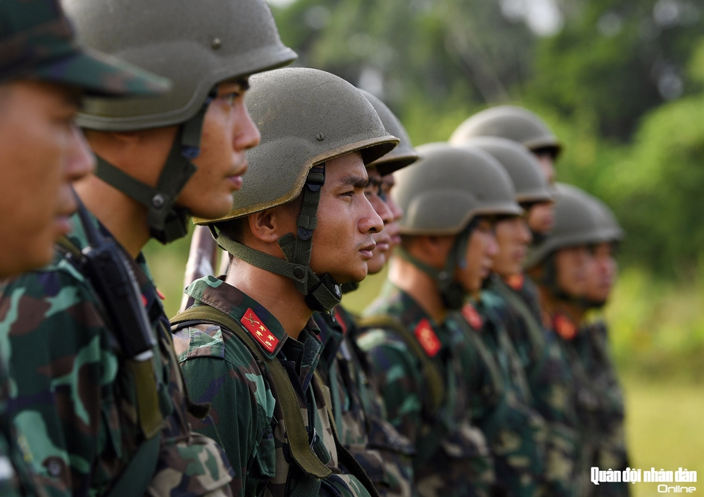 Các vận động viên và huấn luyện viên được tuyển chọn trong toàn quân. Họ là những người giỏi chuyên môn, giàu kinh nghiệm trong lĩnh vực địa hình quân sự.