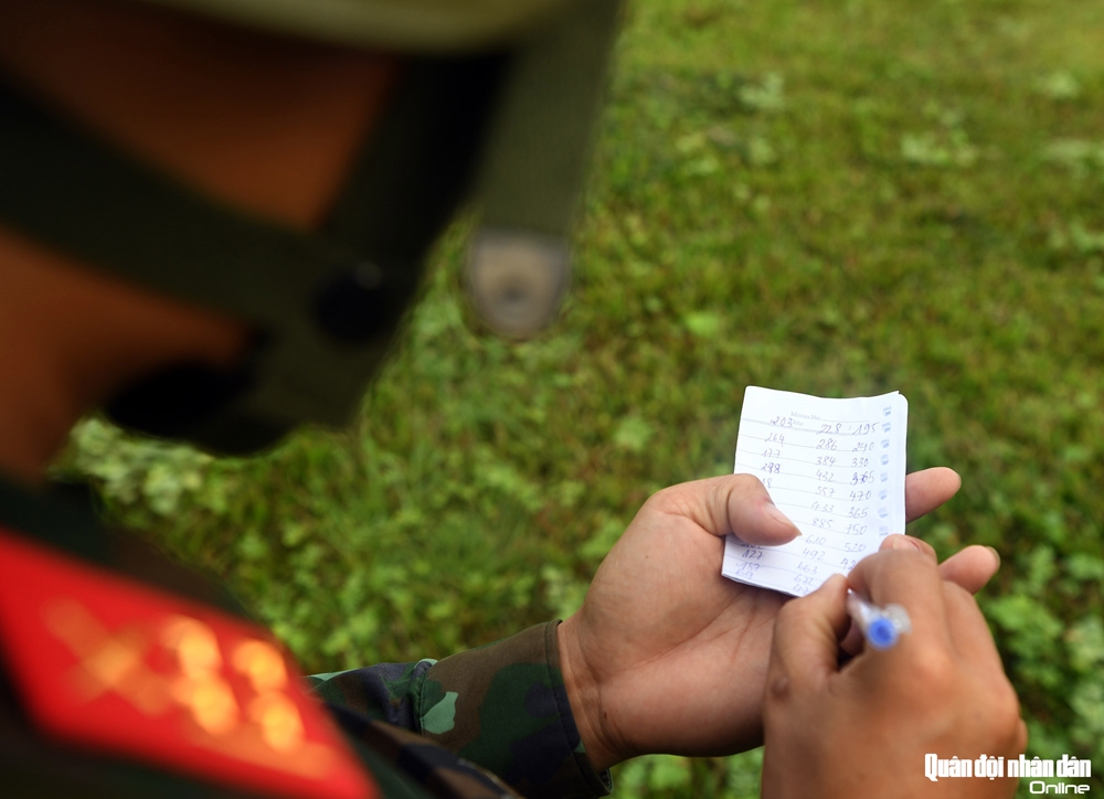 Sau khi nhận đề là các dãy số, các thành viên vận dụng kiến thức chuyên môn để phân tích, tính toán ra các con số về cự ly, hướng và quy đổi ra hệ số bước chân.