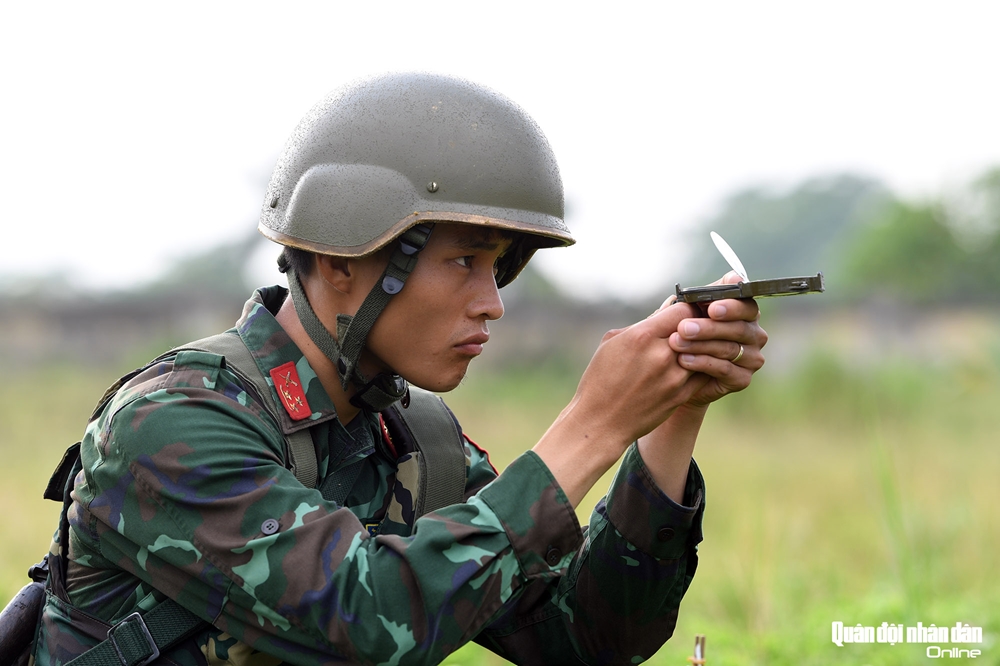 Tổ trưởng chịu trách nhiệm lấy hướng vận động và giữ hướng suốt quá trình tìm kiếm các mục tiêu. Nếu sai số về hướng 1 độ trên cự ly 1000m sai 18m đây cũng là lỗi dễ mắc phải trong thi đấu.