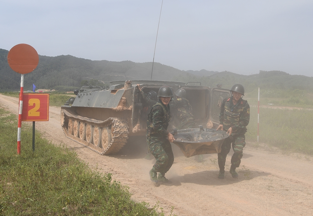 Ngay khi xe đến vị trí bắn súng cối 120mm các vận động viên phải triển khai hỏa lực nặng hơn 260kg bào mòn sức của các thành viên rất lớn.