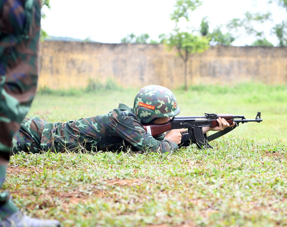 Sau khi vận động nhanh vượt qua vật cản, các vận động viên thực hiện nội dung bắn súng AK.