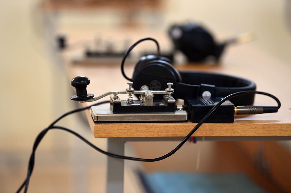 Thiết bị móc để thu, phát tin đặc trưng của Bộ đội thông tin.