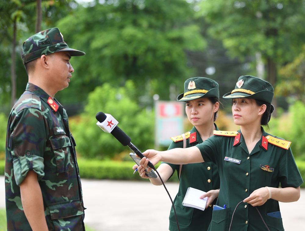 Các vận động viên luôn tỏ ra mạnh mẽ, bản lĩnh trong các nội dung luyện tập, nhưng có phần ngại ngùng khi đứng trước các nữ phóng viên Báo Quân đội nhân dân Điện tử.