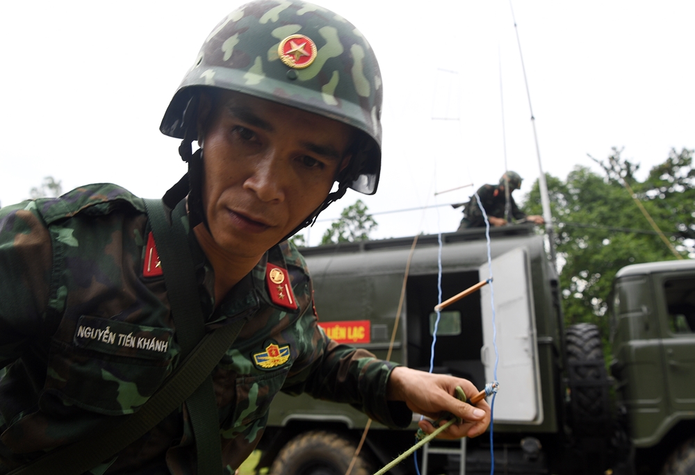 Vận động viên triển khai dây tín hiệu cho kíp xe tham mưu các khâu được luyện tập thành thục để rút ngắn từng giây.