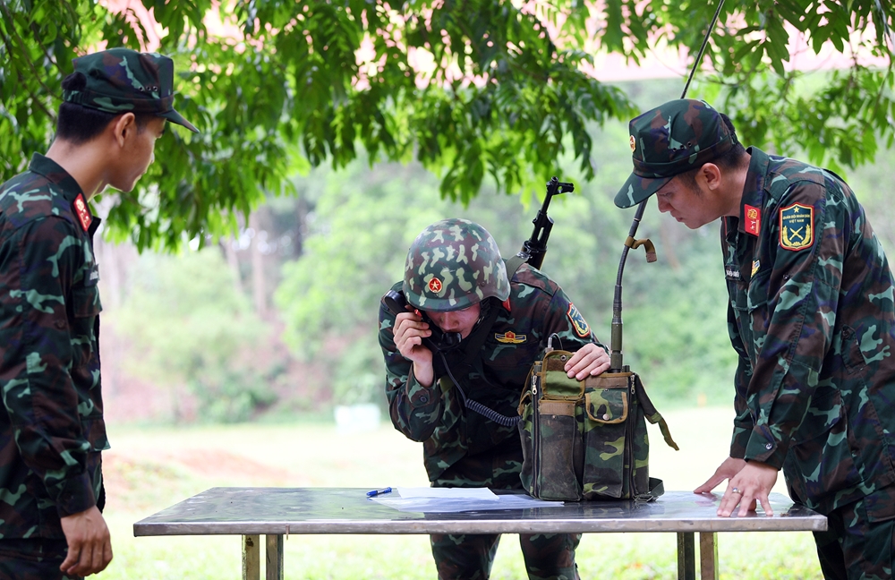 Tiếp sức quân sự là một nội dung khó, đòi hỏi các vận động viên phải vận động nhanh, chính xác trên thao trường trong thời gian ngắn nhất.