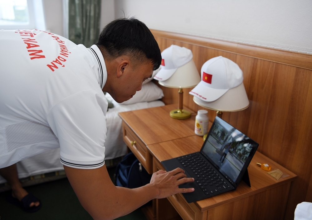 Vận động viên Trần Văn Duy đội tuyển Kinh tuyến tập thể lực qua video hướng dẫn
