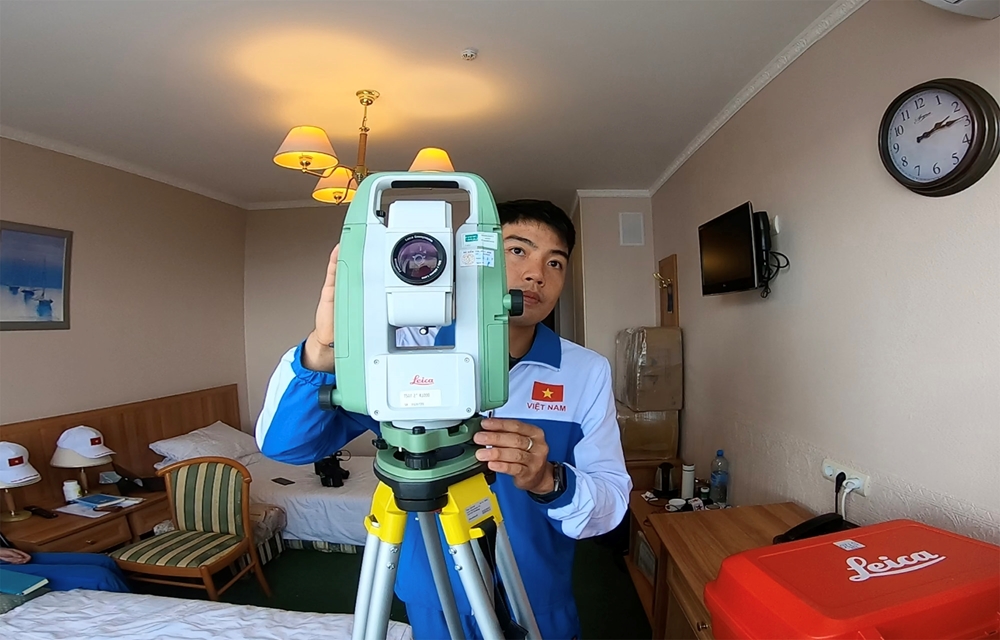 Thành viên đội tuyển Kinh tuyến tranh thủ luyện tập nâng cao chuyên môn tại phòng trên máy toàn đạc.