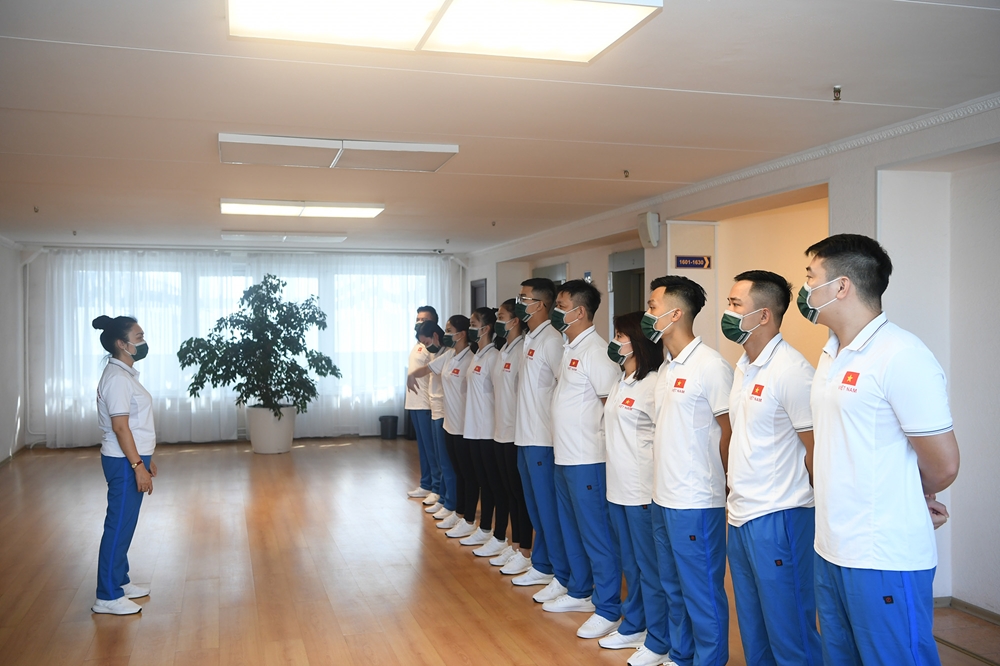 Thượng tá Đặng Mỹ Hạnh quán triệt nội dung luyện tập chuyên môn cho Đội Văn hóa - Nghệ thuật trước lúc luyện tập.