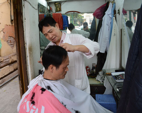Tìm về Hà Nội xưa trong tiệm cắt tóc trên phố Tràng Thi | VTV.VN