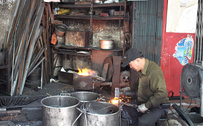 Người thợ rèn “giữ lửa nghề” trong phố cổ Hà Nội