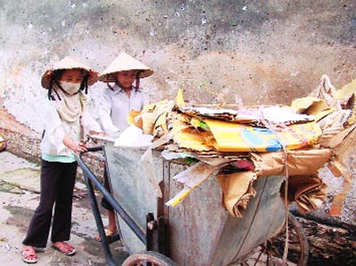 Quét rác nuôi mẹ nuôi ước mơ tới trường