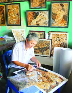 Người làm tranh bằng… lông gà