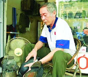 Trong lao tù, lấy máu mình vẽ cờ Đảng