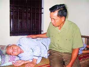 Nhảy lên lô cốt, gọi địch ra hàng