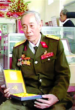 Lá cờ Đảng và chân dung Bác Hồ vẽ bằng máu