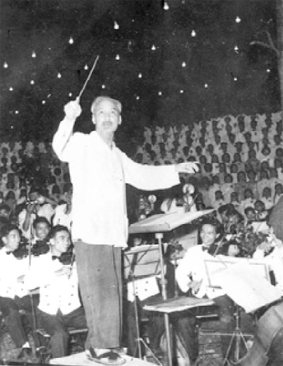 Kể thêm về bức ảnh Bác Hồ làm nhạc trưởng