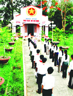 Người miền Tây thờ, giỗ Bác Hồ