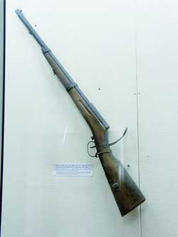 Người Việt Nam đầu tiên làm súng trường đánh Pháp