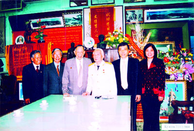 Giáo sư Từ Giấy với Báo Vui sống