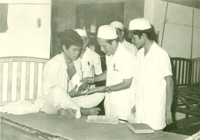 Người lấy xương thú rừng ghép cho đồng đội